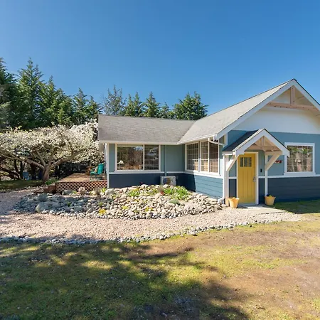 Sequim Escape With Gas Grill And Deck, Walk To Beach!